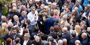 Ο Κυριάκος Μητσοτάκης σε προεκλογική ομιλία στα Τρίκαλα