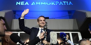 O Μητσοτάκης χαιρετά το πλήθος πάνω από μικρόφωνα