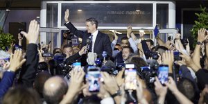 Ο Κυριάκος Μητσοτάκης έξω από τα γραφεία της ΝΔ