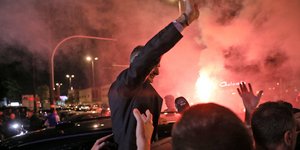 Ο Κυριάκος Μητσοτάκης έξω από τα γραφεία της ΝΔ