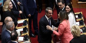 Ο Κυριάκος Μητσοτάκης με τη Σοφία Ζαχαράκη στη Βουλή