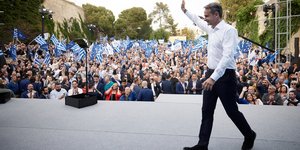 μητσοτακης χαιρεταει ομιλια 