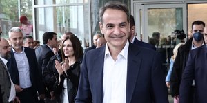 Ο Κυριάκος Μητσοτάκης χαμογελαστός