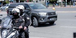 Ενώπιον του ανακριτή απολογούνται σήμερα οι δύο κατηγορούμενοι για τη δολοφονία του Γιώργου Καραϊβάζ