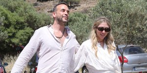 Mε χαλαρό look o Πάνος Mουζουράκης και η Mαριλού Κόζαρη στο after wedding party