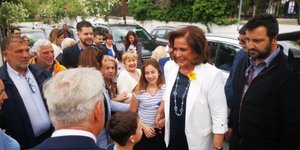 Με τα εγγόνια της στην κάλπη η Ντόρα Μπακογιάννη