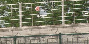 Η μπάλα που σφηνώθηκε στα κάγκελα του γηπέδου κατά τη διάρκεια του αγώνα ΠΑΟΚ Β'-Ηρακλής για το πρωτάθλημα της Super League 2