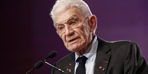 Γιάννης Μπουτάρης φοραει καρφιτσες 