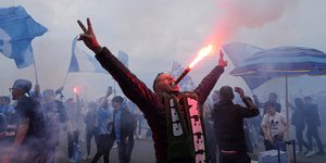Οπαδοί της Νάπολι ετοιμάζονται να πανηγυρίζουν τη κατάκτηση της Serie A