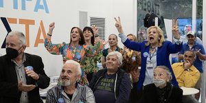 Χαμόγελα στο εκλογικό περίπτερο της ΝΔ μετά το Exit poll