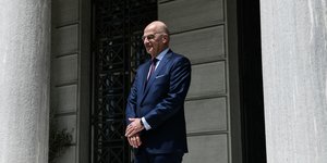 Ο Νίκος Δένδιας έξω από το ΥΠΕΞ