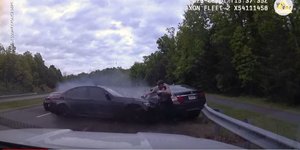 H στιγμή που το αυτοκίνητο πέφτει πάνω στον αστυνομικό σε αυτοκινητόδρομο της Βιρτζίνια