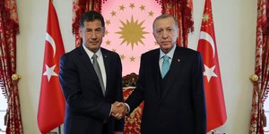 Τον Ρετζέπ Ταγίπ Ερντογάν στηρίζει ο Σινάν Ογκάν/ Φωτογραφία: AP Photos