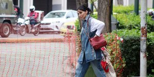 Η βόλτα της Ολυμπίας Χοψονίδου στο κέντρο της Αθήνας 