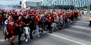 Φίλαθλοι του Ολυμπιακού έξω από τη Ζαλγκίριο Αρένα