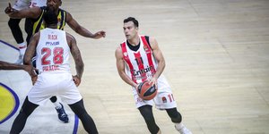 Ο Κώστας Σλούκας με τη φανέλα του Ολυμπιακού κόντρα στη Φενέρ