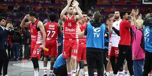 Παίκτες του Ολυμπιακού πανηγυρίζουν