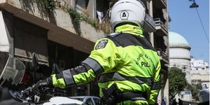 Αστυνομικός επάνω σε μηχανή