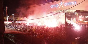 Οπαδοί της ΑΕΚ πανηγυρίζουν τη νίκη επί του Άρη και την ήττα του ΠΑΟ από τον Ολυμπιακό