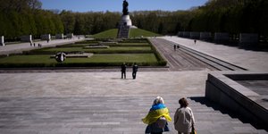 Ουκρανοί στο μνημείο για τους πεσόντες του Β' Παγκοσμίου Πολέμου στο Βερολίνο