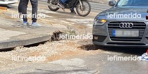 Προβλήματα από τη νεροποντή: Αυτοκίνητο έπεσε σε λακκούβα στο Παγκράτι
