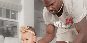 Ο παίκτης του NFL, Shaquil Barrett με την κόρη του 