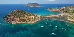 Μία από τις πιο ιδιαίτερες παραλίες της Αττικής