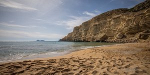 Η παραλία «Κόκκινη Άμμος»στην Κρήτη είναι μεταξύ των κορυφαίων για γυμνισμό