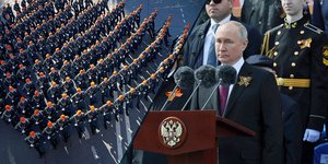 Η παρέλαση για την Ημέρα της Νίκης στην Κόκκινη Πλατεία υπό το βλέμμα του Πούτιν