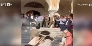 Πάρος: Καλεσμένος πήγε σε γάμο με οικοδομικό καρότσι γεμάτο ρύζι