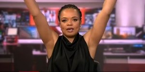 Παρουσιάστρια του BBC τεντώνεται on air