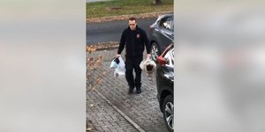 Viral ο τρόπος με τον οποίο μετέφερε ένας πατέρας την κόρη του