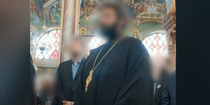 Παπάς με αλλοιωμένη τη φυσιογνωμία του