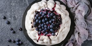 Ολόφρεσκια και λαχταριστή Πάβλοβα με βατόμουρα