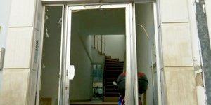 Έκρηξη στην είσοδο πολυκατοικίας στο Περιστέρι