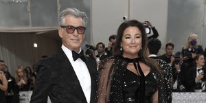 Ο Πιρς Μπρόσναν με την σύζυγό του στο Met Gala