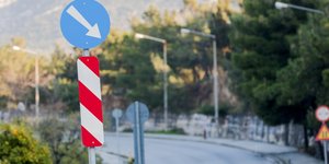 Μπλε πινακίδα στο δρόμο 