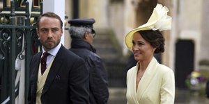 Τα αδέρφια της Κέιτ Μίντλετον Πίππα και Τζέιμς στη στέψη του βασιλιά Καρόλου