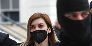 Η Ρούλα Πισπιρίγκου κατά τη μεταγωγή της στο δικαστήριο