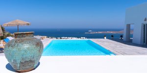 πισινα θεα θαλασσα
