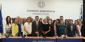 Θάνος Πλεύρης, Αναστασία Κοτανίδου και υπάλληλοι στο υπουργείο Υγείας