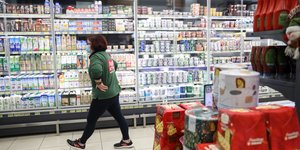 πωλήτρια ψυγειο σουπερ μαρκετ