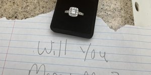 Η πρόταση γάμου που δίχασε το κοινό