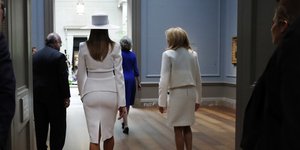 Αυτό είναι το πιο ακριβό ρούχο που έχει φορέσει ποτέ μια Πρώτη Κυρία -Κοστίζει 51.000 δολάρια, προκάλεσε αντιδράσεις