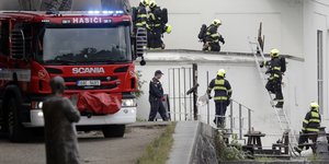 πυροσβεστες ανεβοκατεβαίνουν