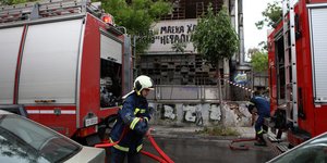 Πυροσβέστες στη φωτιά σε εγκαταλελειμένο εργοστάσιο στην Αχαρνών