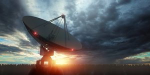 Ραδιοτηλεσκόπιο, ένα μεγάλο δορυφορικό πιάτο στον νυχτερινό ουρανό παρακολουθεί τα αστέρια.