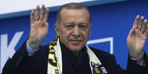 Ο Ρετζέπ Ταγίπ Ερντογάν στην Άγκυρα με κασκόλ της Ανκαραγκουτσού