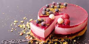 Πεντανόστιμο κέικ βατόμουρο με φρέσκες φράουλες, σμέουρα, βατόμουρα, φραγκοστάφυλα και φιστίκια