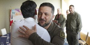 Ο Βρετανός πρωθυπουργός, Ρίσι Σούνακ, με τον Ουκρανό πρόεδρο, Βολοντίμιρ Ζελένσκι